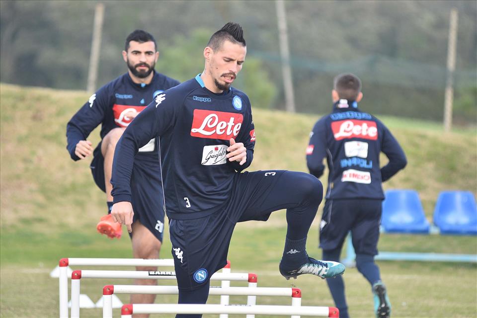 Các cầu thủ Napoli tích cực tập luyện.