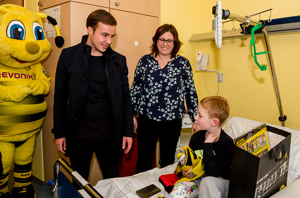 Mario Gotze cùng 'chú ong' linh vật.