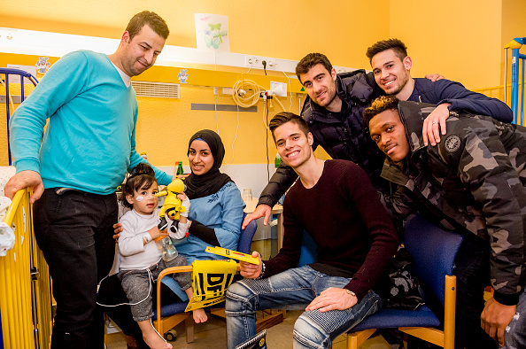 Mới đây, các cầu thủ cùng BHL Dortmund đã đến thăm các trẻ em cùng người khuyết tật tại bệnh viện thành phố.