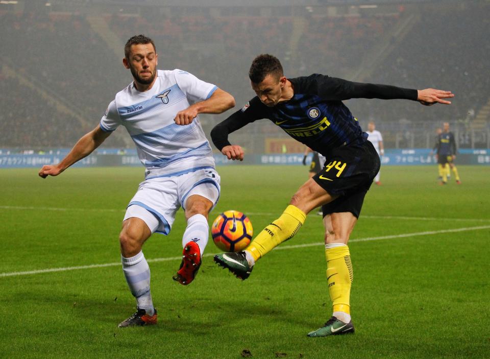 De Vrij truy cản Perisic.