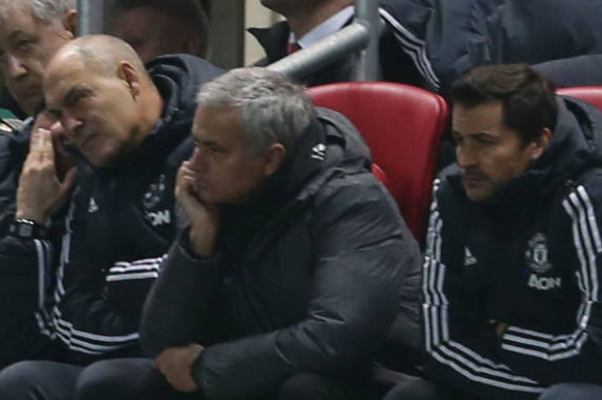 Ngược lại, Mourinho chết lặng trên băng ghế huấn luyện.
