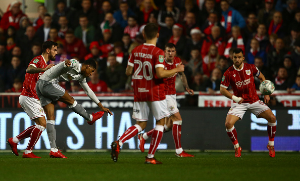 Rashford không may mắn với cú sút chạm cột dọc.