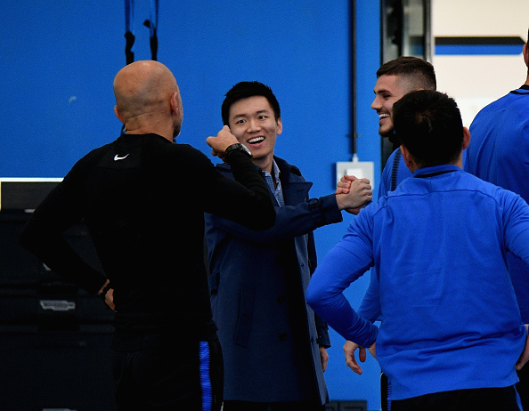 Các cầu thủ Inter Milan hào hứng chào đón 'vị khách' quý trong phòng tập thể lực. Trên hình, thủ quân Mauro Icardi bắt tay cùng Stephen Zhang.