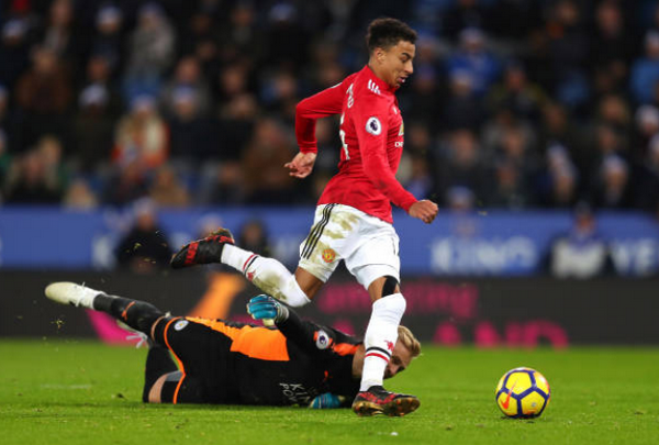 Anh đã lừa qua thủ thành Kasper Schmeichel nhưng lại sút bóng chạm cột dọc. Nếu không, Quỷ đỏ đã dẫn 3-1 và mọi thứ chấm dứt với Leicester.