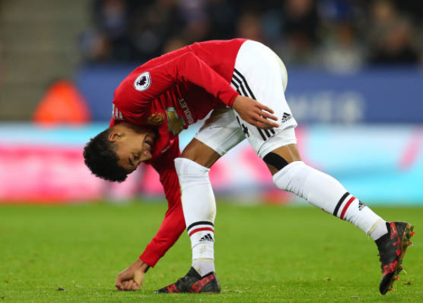 Bỏ qua cơ hội mười mươi, Lingard trút giận lên mặt đất.