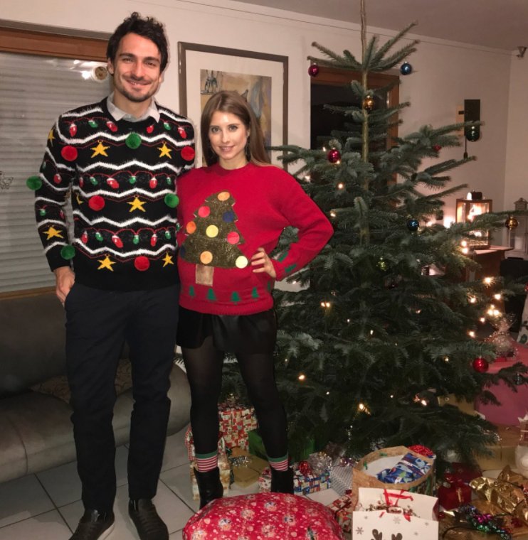 Matt Hummels cùng nửa kia với trang phục cây thông.