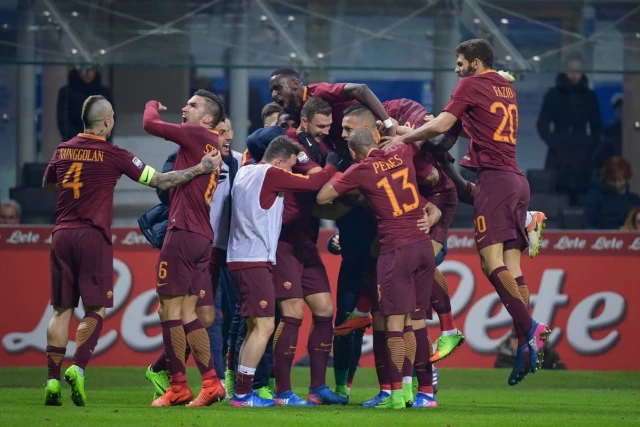 Inter 1-3 AS Roma (Lượt về Serie A 2016/17): Hai cú rocket của Nainggolan giúp Roma đánh sập pháo đài Giuseppe Meazza.