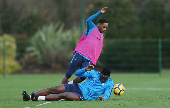 Một pha tắc bóng quyết liệt.