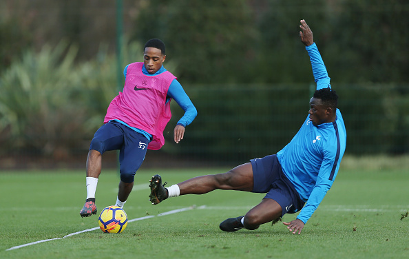 Dù không thi đấu, Tottenham vẫn ra sân tập và tập rất hăng.