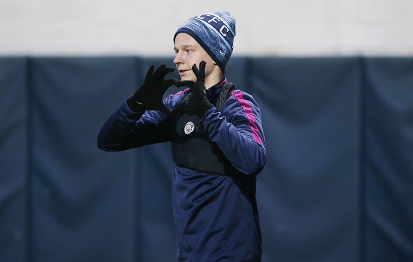 Hậu vệ trái Oleksandr Zinchenko gửi tim đến các CĐV. Anh cũng có cơ hội ra sân đêm nay.