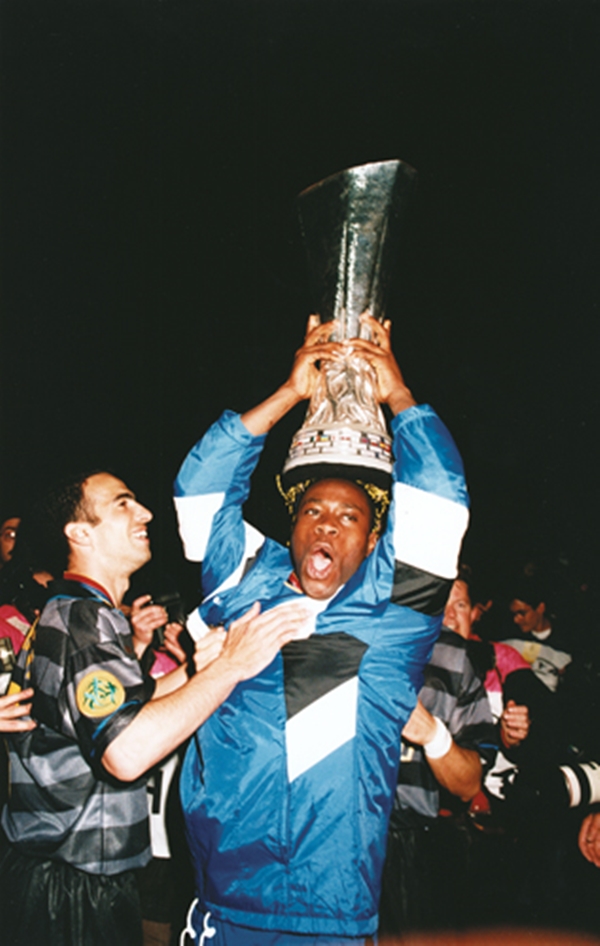 Mùa giải 1997/98, Taribo cùng Inter đăng quang UEFA Cup (tiền thân của Europa League).