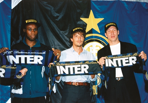 Taribo West sinh năm 1974, anh gia nhập Inter vào năm 1997. Inter rất tâm lý khi yêu cầu Taribo đội nón trong bức ảnh ra mắt CLB.