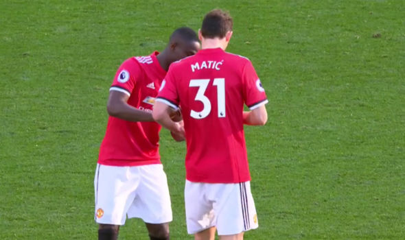 Matic nhận 'bí kíp' của Mourinho từ tay Bailly.