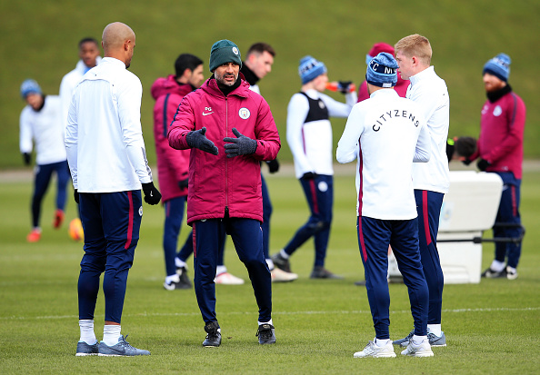 Ăn mừng chưa đã, Ederson 'hầm hầm' tiến ra sân tập - Bóng Đá