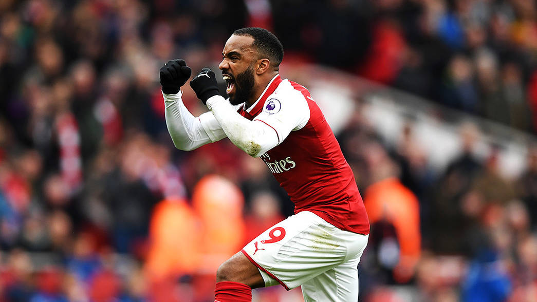 Lacazette ăn mừng bàn thắng đầu tiên sau khi trở lại.