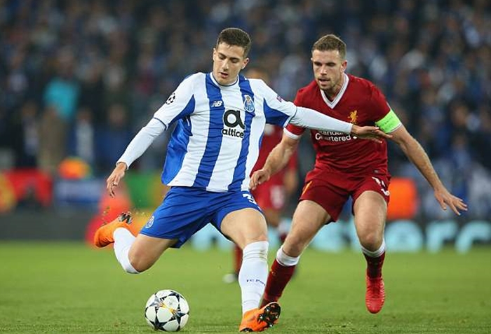 Sau Fred, tân binh Dalot của Man United gây lo lắng vì chụp hình với đôi nạng - Bóng Đá