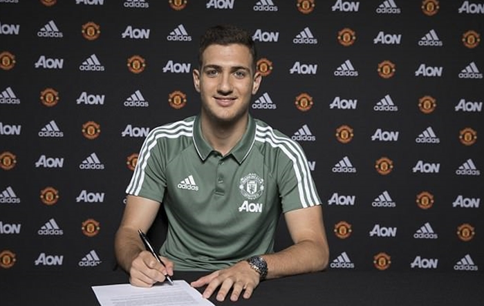 Sau Fred, tân binh Dalot của Man United gây lo lắng vì chụp hình với đôi nạng - Bóng Đá