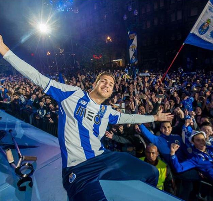 Sau Fred, tân binh Dalot của Man United gây lo lắng vì chụp hình với đôi nạng - Bóng Đá