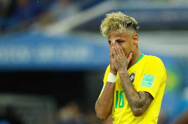 Nhận mọi 'đòn thù', Neymar liên tục nằm sân - Bóng Đá