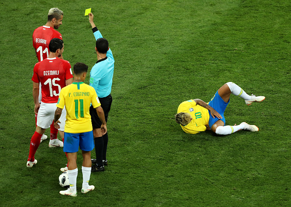 Nhận mọi 'đòn thù', Neymar liên tục nằm sân - Bóng Đá