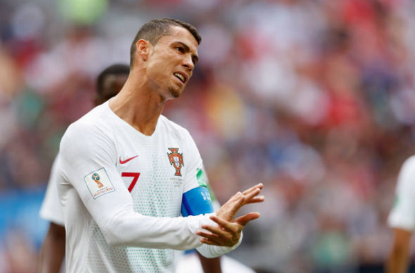 Đồng đội đá tệ, Ronaldo không một giây ngơi nghỉ - Bóng Đá