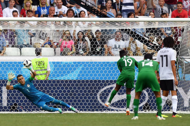 Phút 39, Saudi Arabia được hưởng quả 11m nhưng thủ môn 45 tuổi El Hadary xuất sắc cản phá thành công.