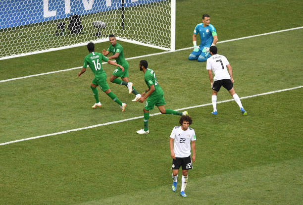 ...bóng đi thẳng vào lưới Ai Cập trong niềm vui mừng của các cầu thủ Saudi Arabia.
