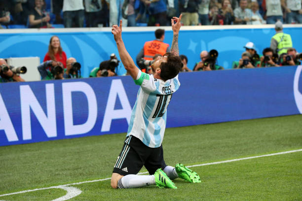 Ơn giời! Cuối cùng đã có cầu thủ Argentina đứng chung chiến tuyến với Messi - Bóng Đá
