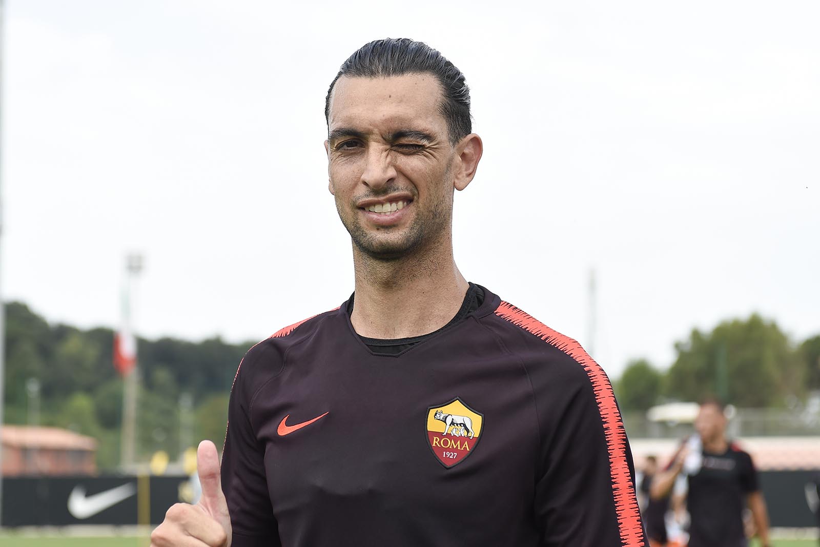 Tân binh Javier Pastore nháy mắt với CĐV, hiện anh là bản hợp đồng đắt nhất của Roma trong mùa Hè này với giá 24,7 triệu euro.