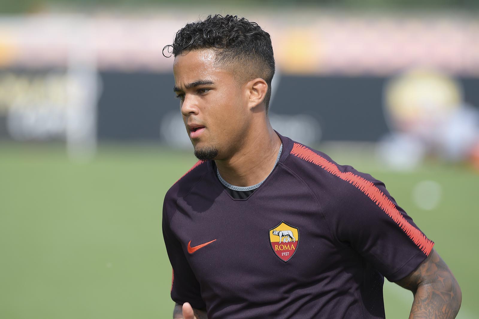 Justin Kluivert, tân binh 19 tuổi của Roma với hình xăm bên cánh tay trái.