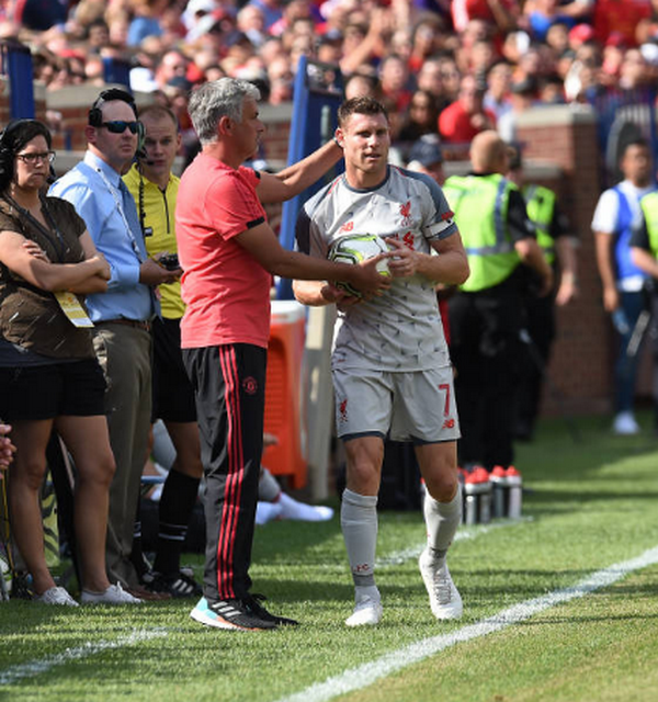 Đóng vai 'cậu bé nhặt bóng', Mourinho tranh thủ xoa đầu đối thủ - Bóng Đá