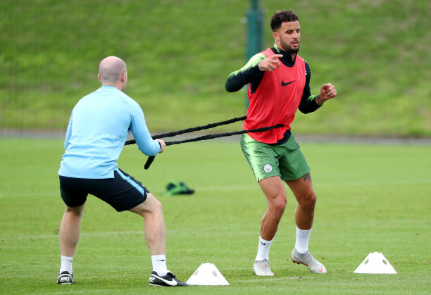 Hứng chí, Ederson khiến đàn em 'lác mắt' trên sân tập - Bóng Đá
