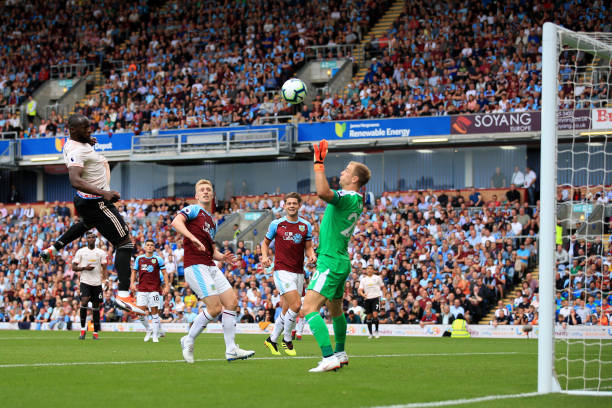 Lukaku đánh đầu đánh bại Joe Hart.