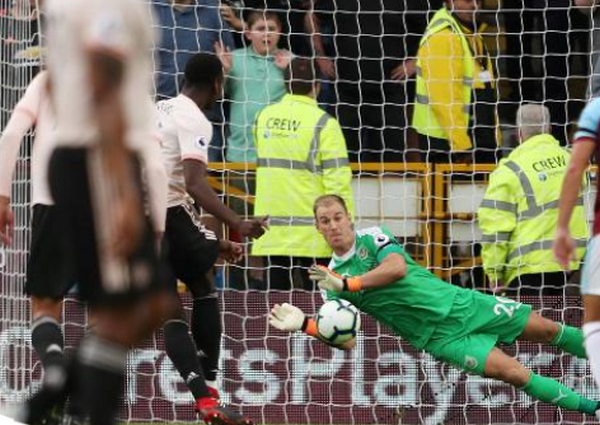 Hai tay đẩy Mourinho, Bailly quyết tâm vùng chạy khỏi người thầy - Bóng Đá