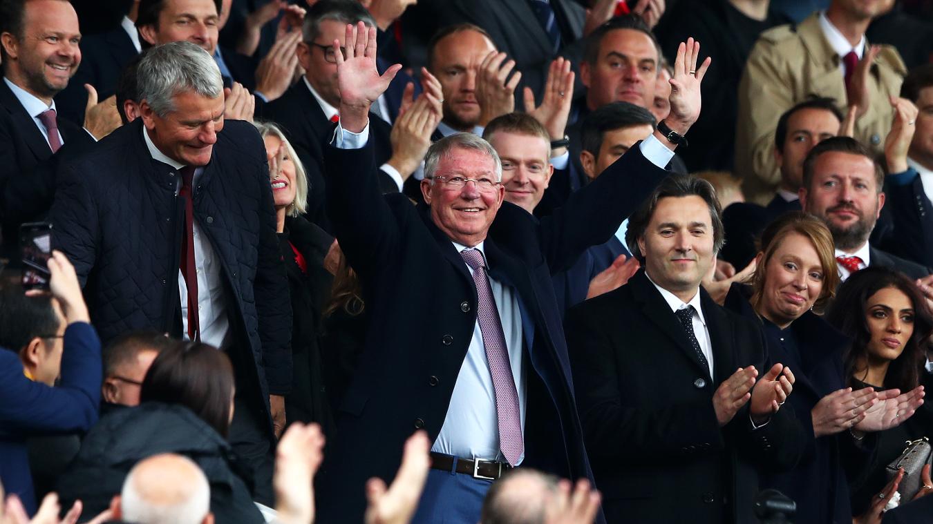 Trận đấu giữa Man United và Watford chứng kiến HLV huyền thoại Sir Alex Ferguson trở lại Old Trafford lần đầu tiên kể từ sau khi gặp vấn đề về não. Khoảnh khắc Sir Alex vẫy tay chào mọi người trong tràng pháo tay của tất cả CĐV là hình ảnh đẹp nhất tại vòng 6.