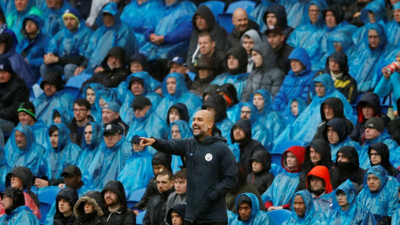 Pep Guardiola tích cực chỉ đạo các học trò và phía sau ông là rất nhiều CĐV Man City mặc áo mưa để theo dõi trận đấu. Cơn mưa tại thành Manchester ngày hôm đó hoàn toàn bị xóa nhòa bởi cơn mưa bàn thắng của Man City vào lưới Cardiff.