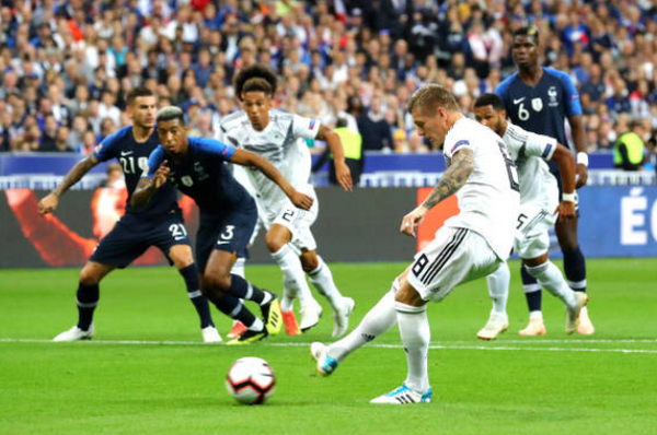 Kroos mở tỉ số trên chấm 11m.