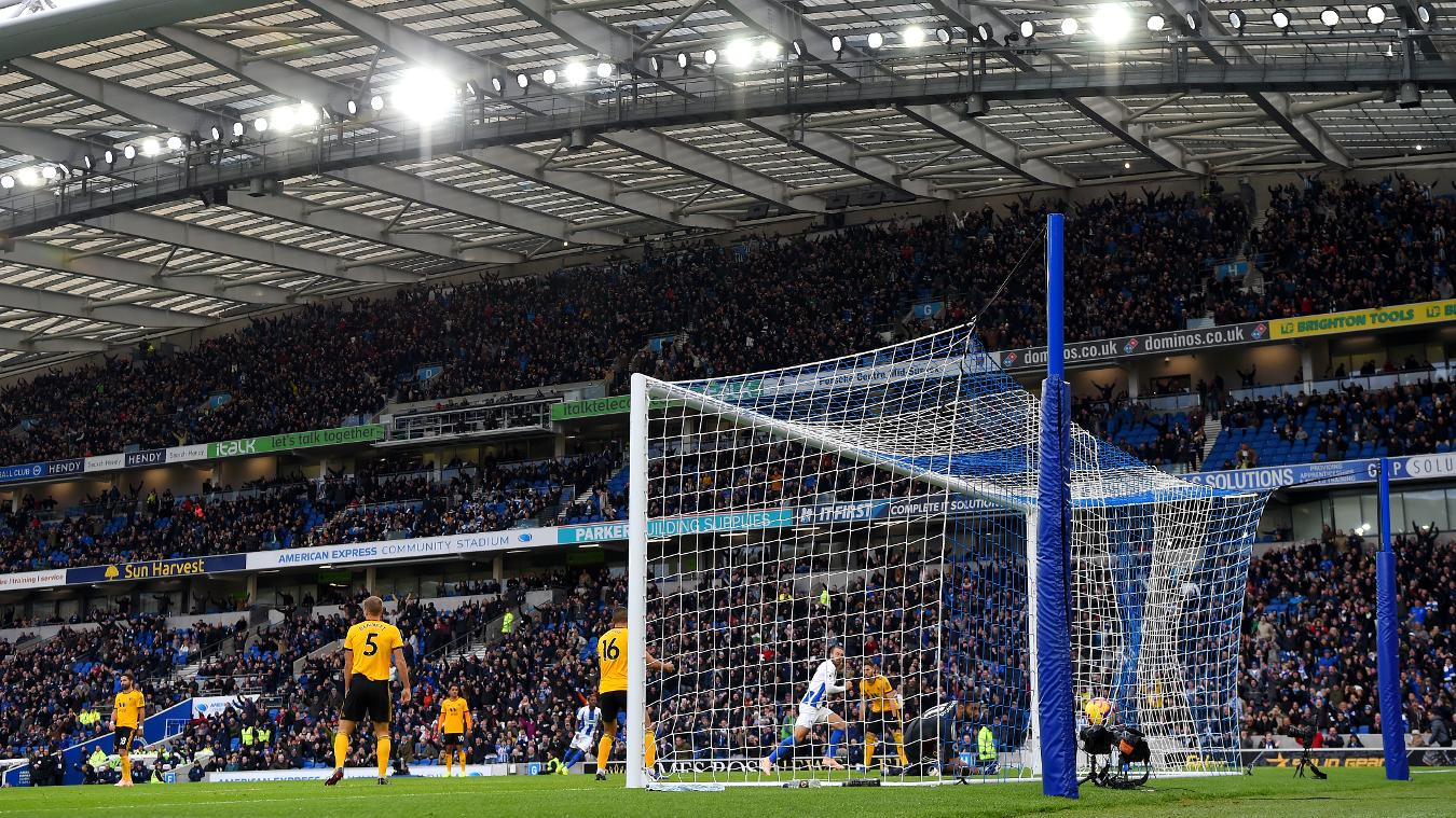 Glenn Murray ghi bàn mở tỉ số cho Brighton trong cuộc chiến với Wolves. Đây cũng là bàn thắng duy nhất giúp Brighton giành trọn 3 điểm. Đội bóng đang có 3 chiến thắng liên tiếp và đều giữ sạch lưới, một cột mốc mới.