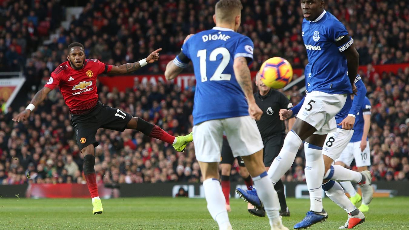 Fred chăm chú nhìn theo hướng bóng sau cú dứt điểm từ xa. Tiền vệ Brazil đang gặp khó khăn trong giai đoạn đầu tại Man United. Bởi thế, mỗi khi ra sân, Fred luôn tập trung cao độ và nỗ lực hết mình để không phụ sự kỳ vọng của HLV, đồng đội và CĐV.