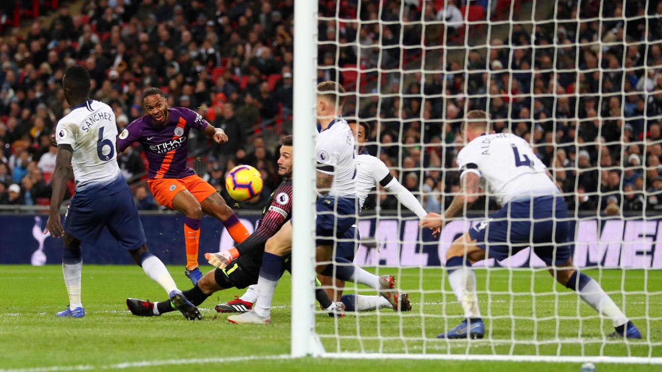 Một, hai, ba, bốn,...năm, có đến 5 cầu thủ Tottenham phải che chắn trước khung thành để ngăn cản cú sút của Raheem Sterling. Họ đã thành công, nhưng bấy nhiêu là không đủ để Tottenham giữ lại dù chỉ 1 điểm tại Wembley.