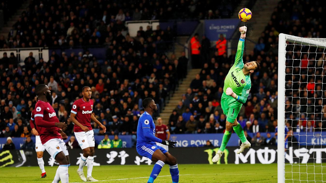 Lukasz Fabianski bay người hết cỡ để cản phá pha dứt điểm của Leicester City. Chính sự xuất sắc của anh giúp West Ham chỉ thủng lưới một bàn trong bối cảnh thiếu người từ hiệp một.