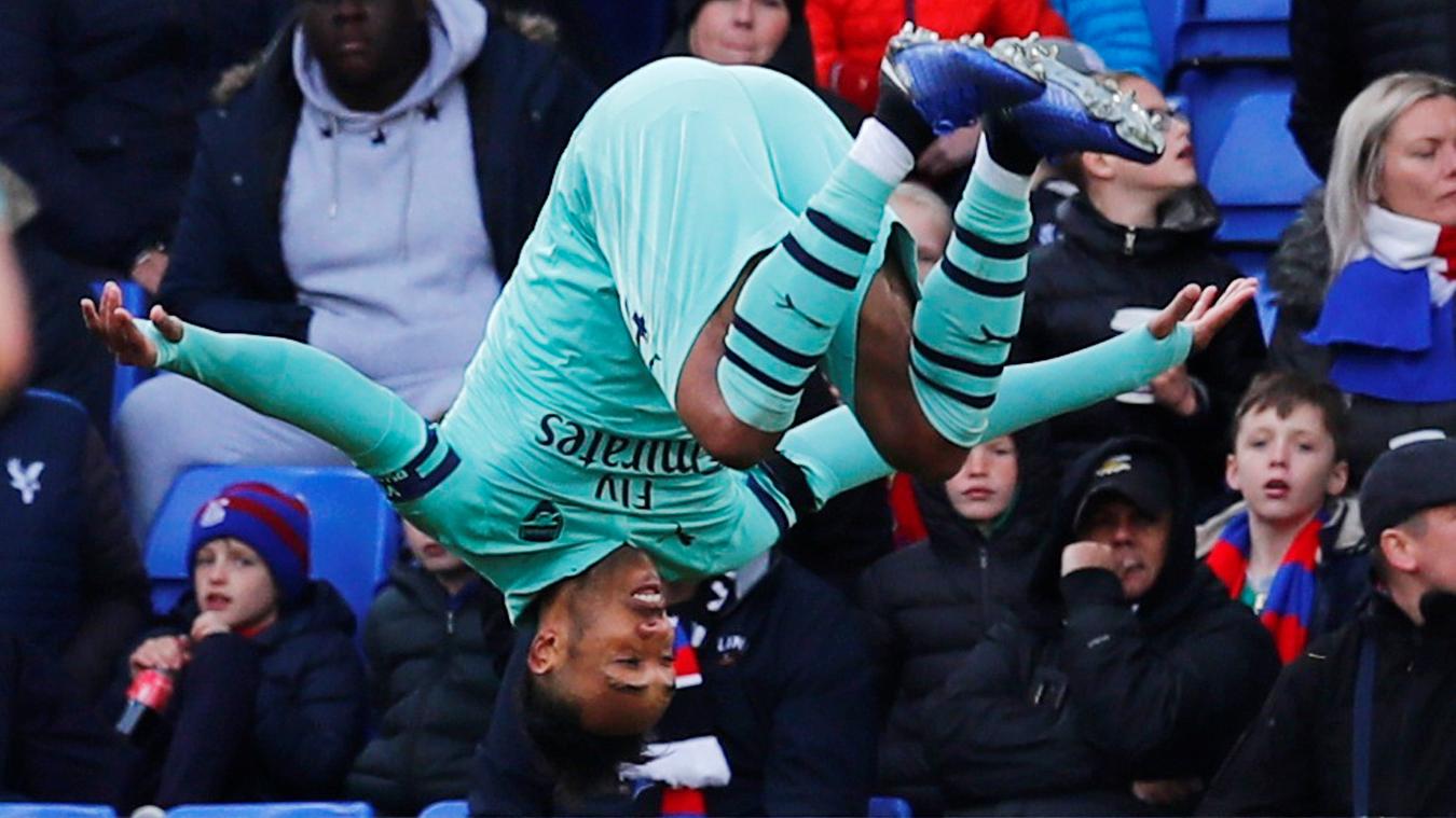 Aubameyang ăn mừng bàn thắng trong trận đấu với Crystal Palace. Đây là pha lập công thứ 7 của tiền đạo Arsenal và anh chính thức vươn lên dẫn đầu danh sách Vua phá lưới cùng Eden Hazard. Sau 3 vòng đầu tiên tịt ngòi, Aubameyang đã ghi 7 bàn ở 7 vòng tiếp theo. Người Arsenal đã bắt đầu tìm thấy hình ảnh một sát thủ đích thực của riêng họ.