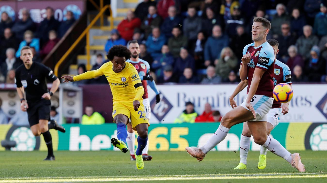 James Tarkowski cố gắng cản phá cú sút của Willian với gương mặt đau khổ. Đó cũng là những gì mà Tarkowski và đồng đội phải chịu đựng trước Chelsea trong 90 phút ở Turf Moor.