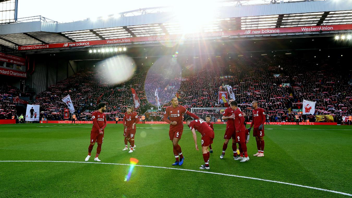 Bạn đã hiểu vì sao Liverpool luôn ra sân với khí thế hừng hực? Hãy nhìn xem, phía sau họ là những CĐV nhiệt thành, luôn cổ vũ, hò hét tạo ra một động lực to lớn cho các cầu thủ trước, trong, và sau trận đấu.