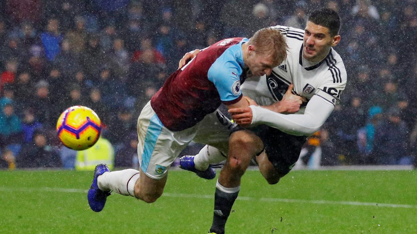 Trước sức mạnh của Aleksandar Mitrovic, trung vệ Ben Mee của Burnley đã phải dùng đến chiêu trò để truy cản tiền đạo Serbia.