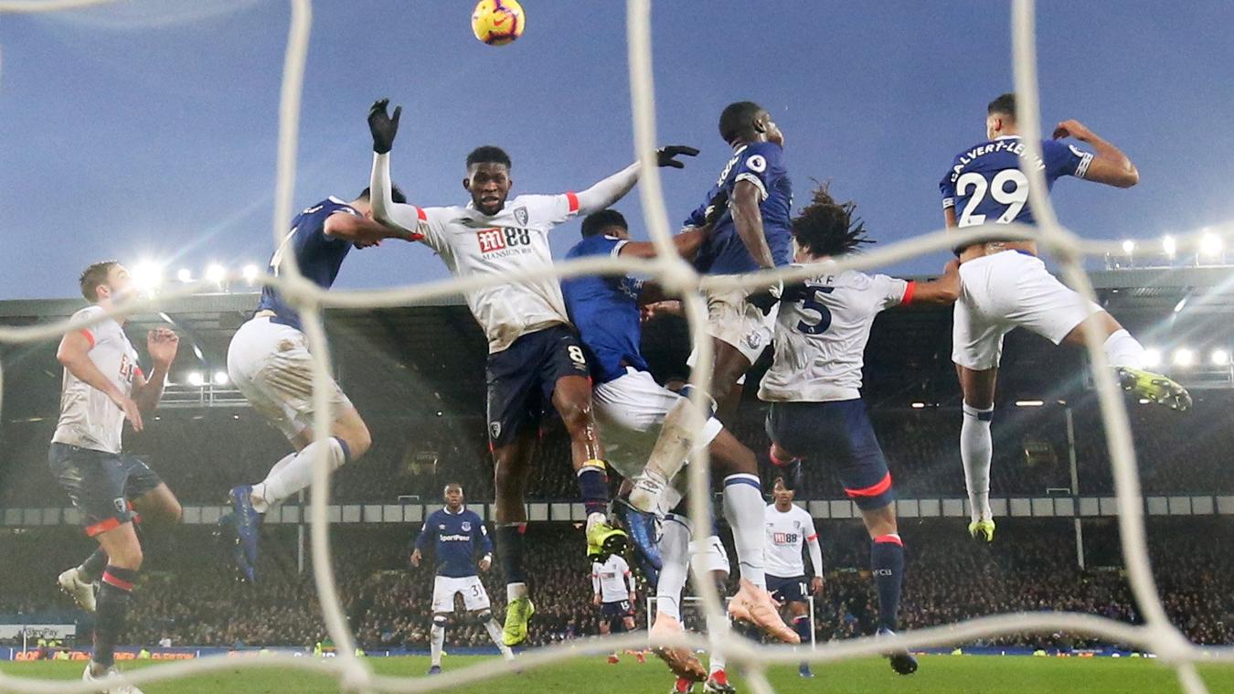 1,2,3,...,7 cầu thủ của Everton và Bournemouth đã nhảy lên tranh chấp trên không. Dù vậy, chẳng một nỗ lực nào thành công khi không có ai chạm vào quả bóng.
