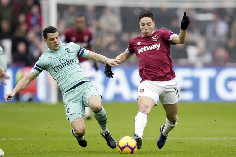 Xhaka mắc lỗi trực tiếp khiến Arsenal thất bại trước West Ham.