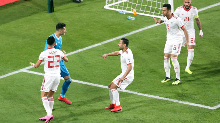 Biến đối thủ thành Ronaldo, Alireza Beiranvand đưa đội nhà vào tứ kết - Bóng Đá