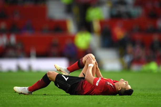 Sanchez chấn thương và phải rời sân.