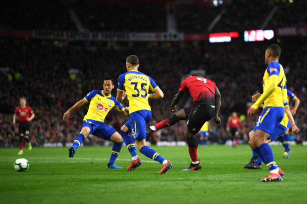 Lukaku nâng tỉ số lên 2-1 giữa vòng vây các hậu vệ Southampton.